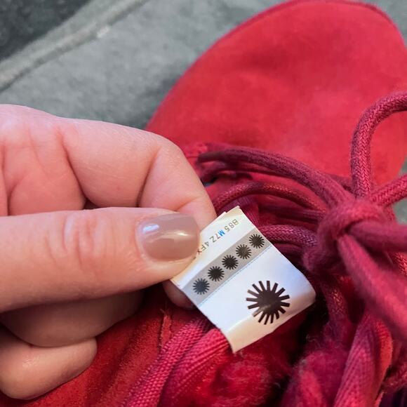 ugg Neumel red chukka boot size M9 - Picture 2 of 7